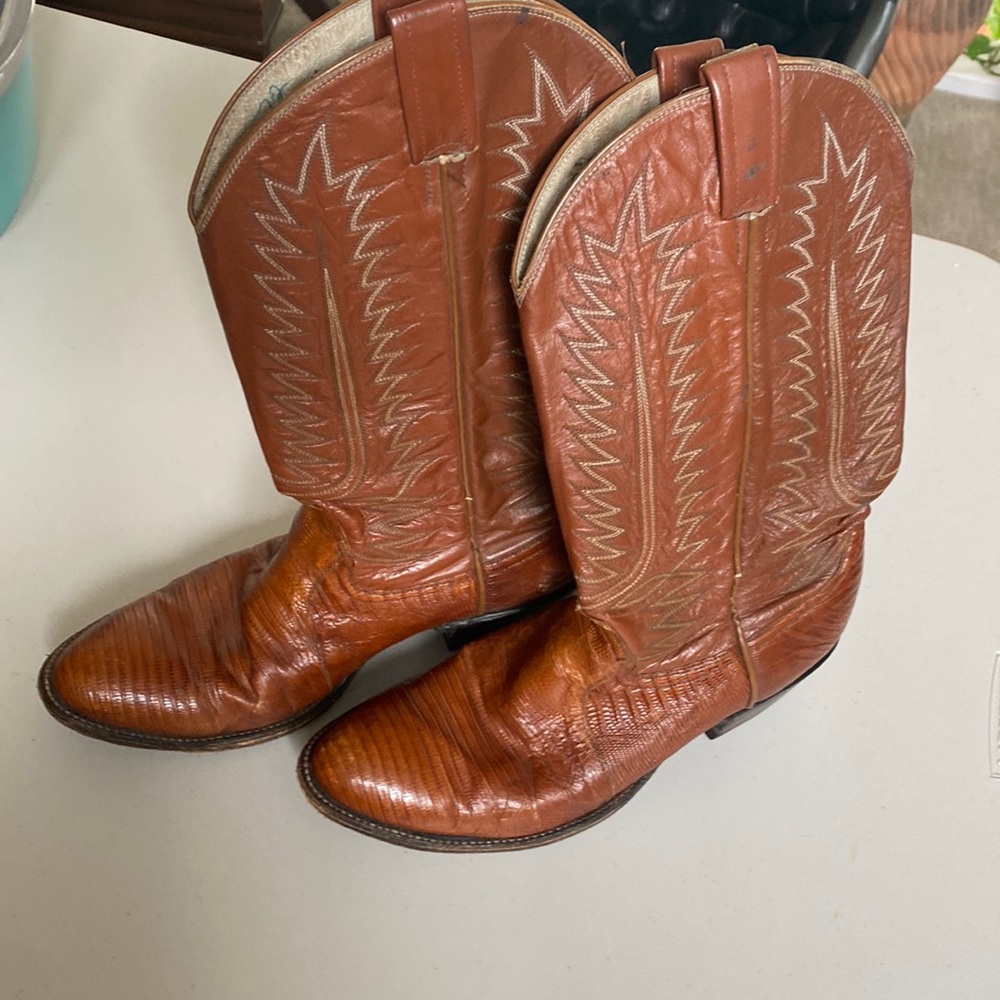 Vintage men’s “Cowtown” western boots size 8.5, narrow fit